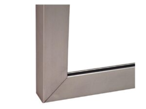 Perfil de puerta de aluminio plateado de 7/8 in x 8.2 ft Hafele - 563.25.902